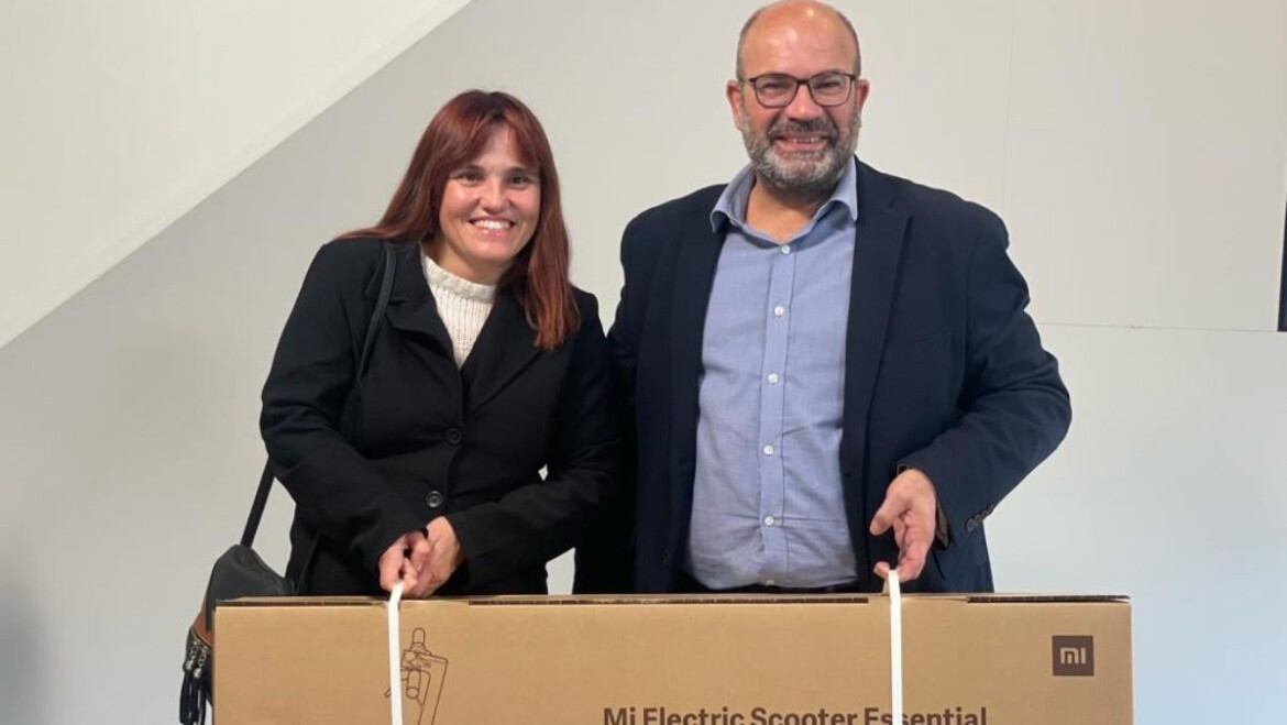 Loli Parreño Quiles gana el patinete eléctrico valorado en 350 euros del concurso sobre Eficiencia Energética