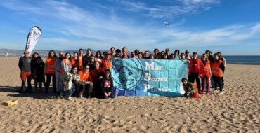 Más de 80 personas participan en una jornada de recogida de basura en las playas del Altet y Arenales