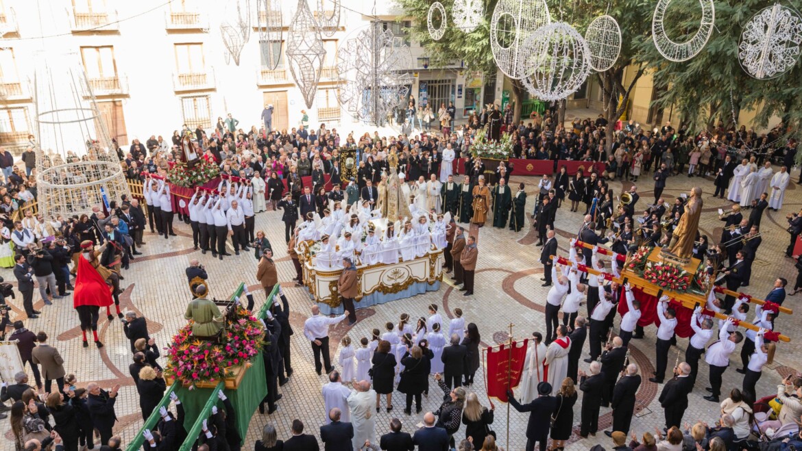 Histórico y emotivo encuentro en la Plaça de Baix durante la Procesión de la Venida de la Virgen