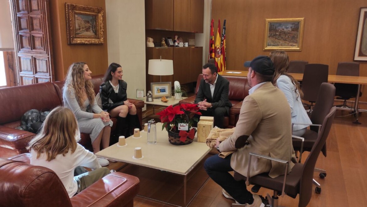L’alcalde rep les “influencers” il·licitanes Lola Lolita i Sofía Surferss