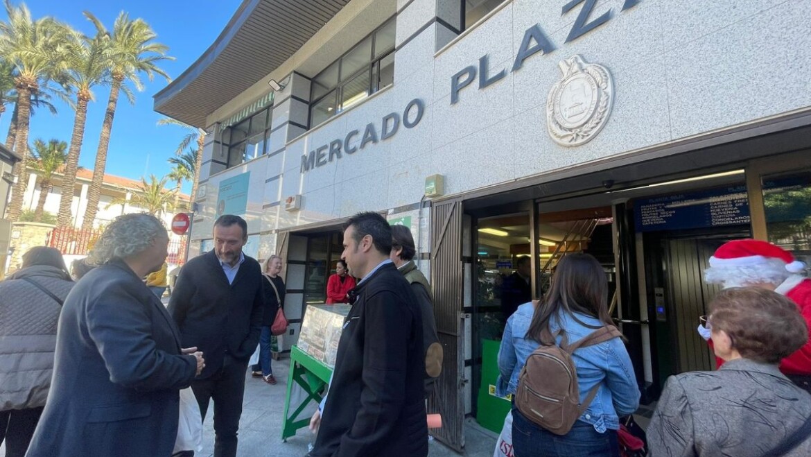 El alcalde felicita la Navidad a los comerciantes en su visita a los mercados municipales y al mercadillo de la Plaza de Barcelona