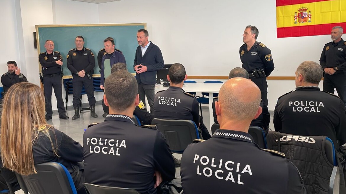 El alcalde de Elche, Carlos González, y el edil de Seguridad Ciudadana, Ramón Abad, visitan las instalaciones de la Policía Local para felicitar la Navidad a los agentes en servicio