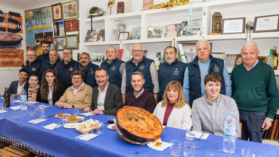 El alcalde entrega la distinción de “costrero de honor” al presidente Conciénciate, Gorka Chazarra, por su labor altruista y solidaria