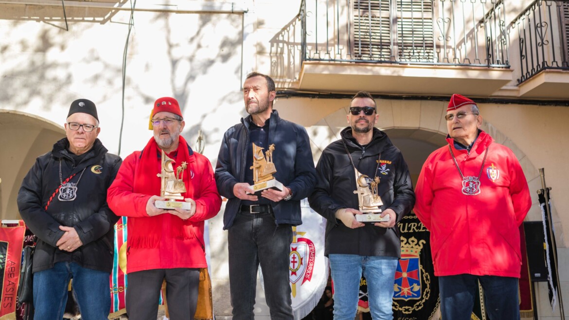 El alcalde y la Asociación de Moros y Cristianos de Elche entregan los trofeos de los campeonatos y concursos Mig Any 2023 en la plaza del Raval