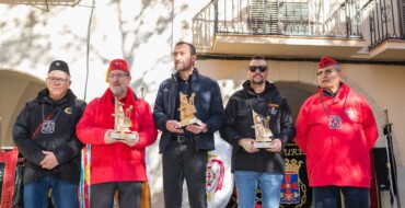 El alcalde y la Asociación de Moros y Cristianos de Elche entregan los trofeos de los campeonatos y concursos Mig Any 2023 en la plaza del Raval