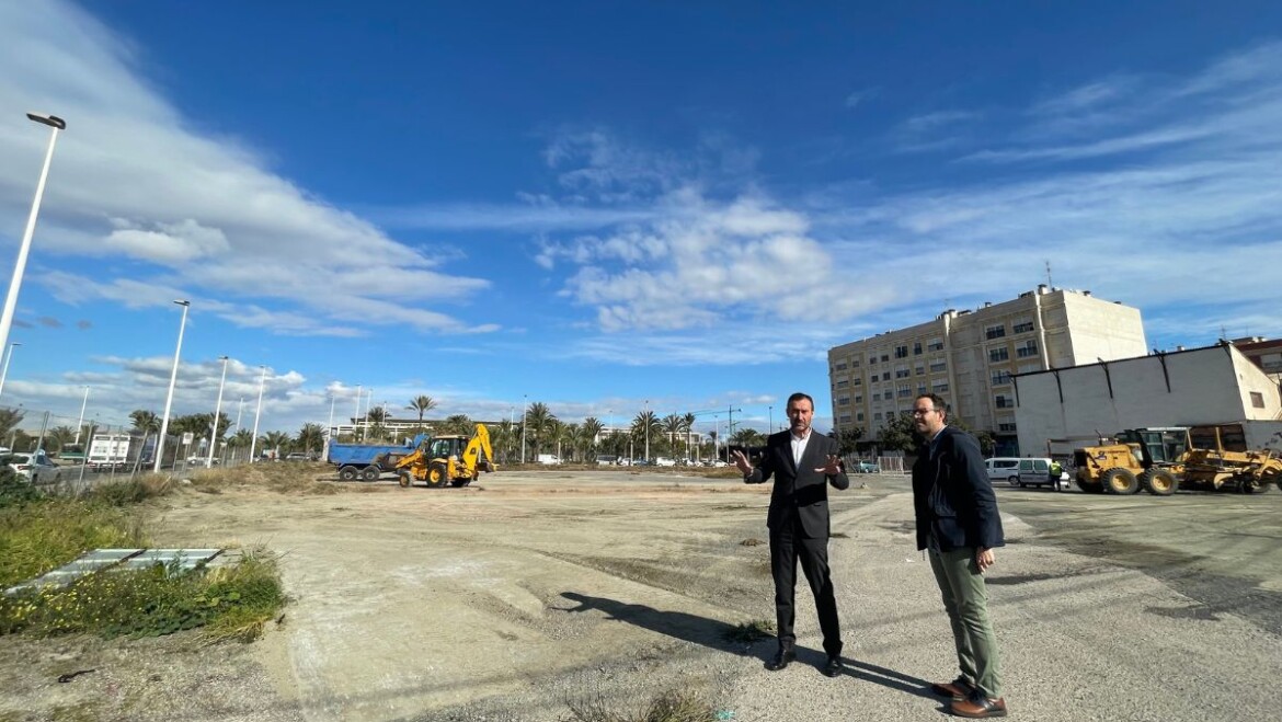 El aparcamiento público para más de 200 vehículos en el solar del futuro Palacio de Congresos entrará en funcionamiento este mismo mes