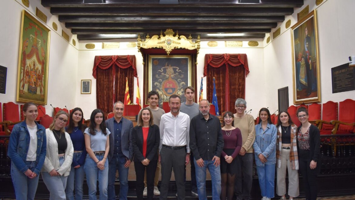 El alcalde recibe a los estudiantes del IES Misteri d’Elx ganadores de la Lliga de Debat de Secundària i Batxillerat de la Xarxa Vives