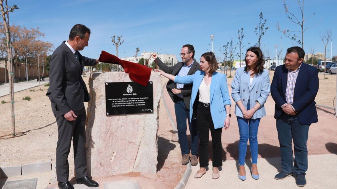 L’Ajuntament ret homenatge a les víctimes de la pandèmia en un emotiu acte en el nou jardí al costat del Cementeri Vell