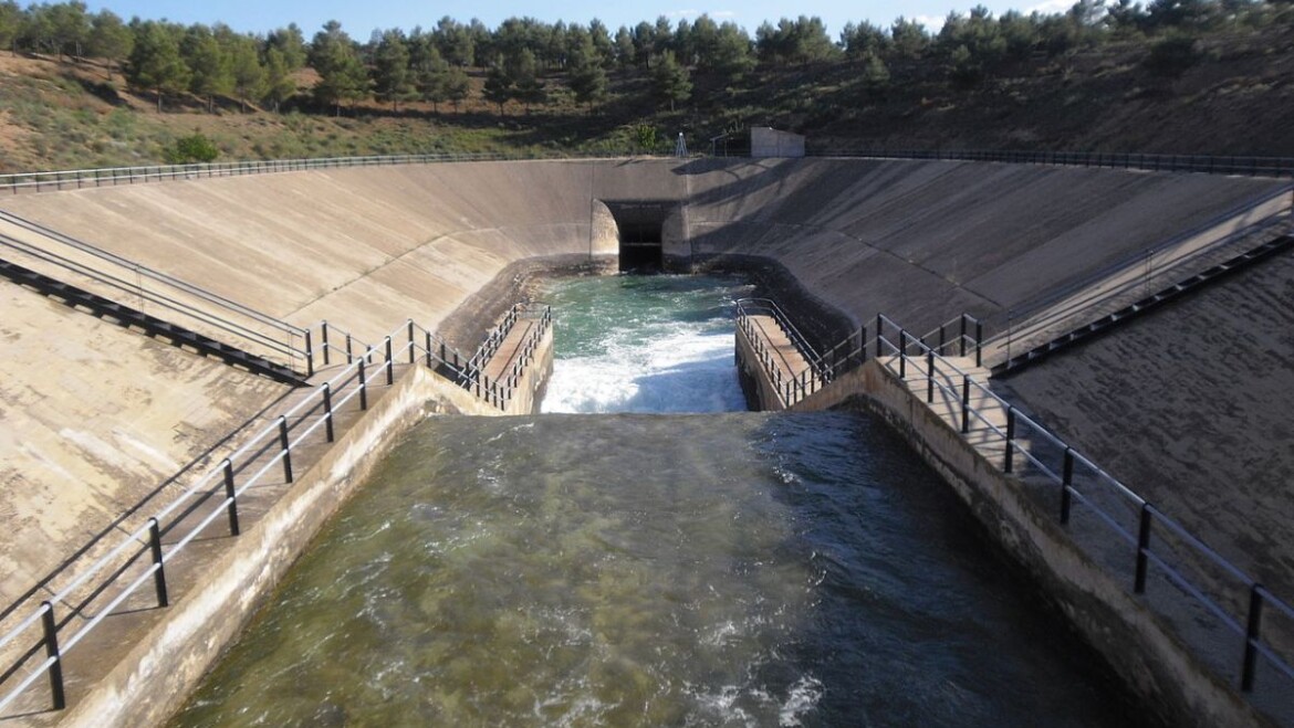 El Ayuntamiento muestra su apoyo firme al Camp d’Elx y pide al Gobierno no recortar los derechos de agua