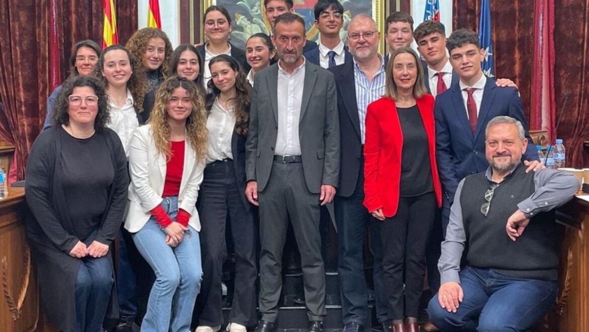 El II Torneo Debate Exhibición por la Fraternidad convierte el Salón de Plenos del Ayuntamiento de Elche en un aula de oratoria, respeto y conciencia democrática