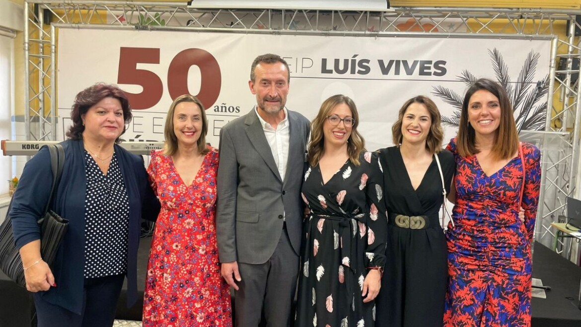 El alcalde felicita a todas las generaciones de docentes por contribuir a mejorar la educación durante estos 50 años del CEIP Luis Vives