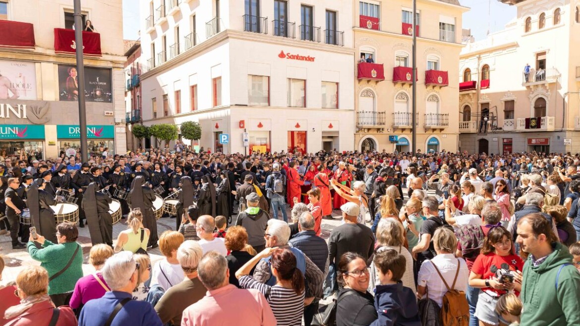 Éxito de participación en la primera tamborrada de Semana Santa celebrada en la plaça de Baix