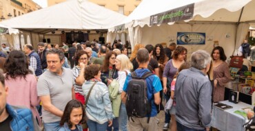 La Feria del Libro de Elche registra una masiva afluencia de público y cuenta con la participación de 120 autores
