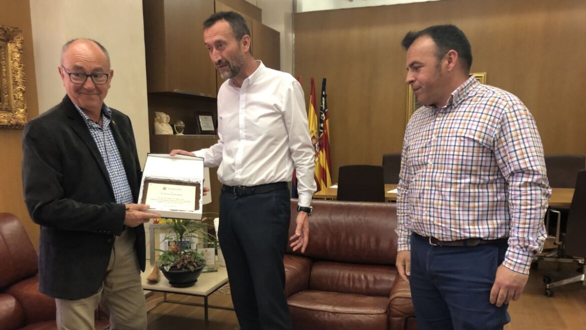 El Ayuntamiento reconoce a Francisco Tovar Mora por sus 26 años de leal servicio en la agrupación de voluntarios de Protección Civil de Elche