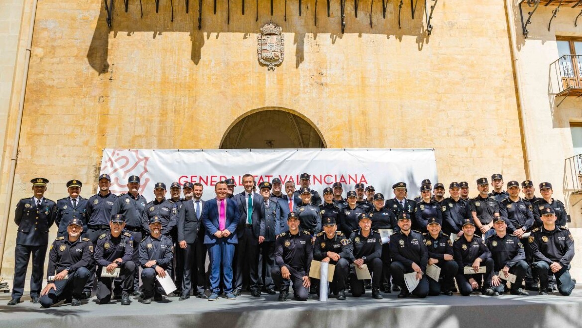 La Generalitat condecora en Elche a 145 agentes de las policías locales de la provincia por su destacada labor en defensa de la seguridad pública