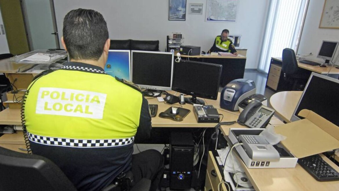 Detenido un conductor por atentar contra agentes tras darse a la fuga