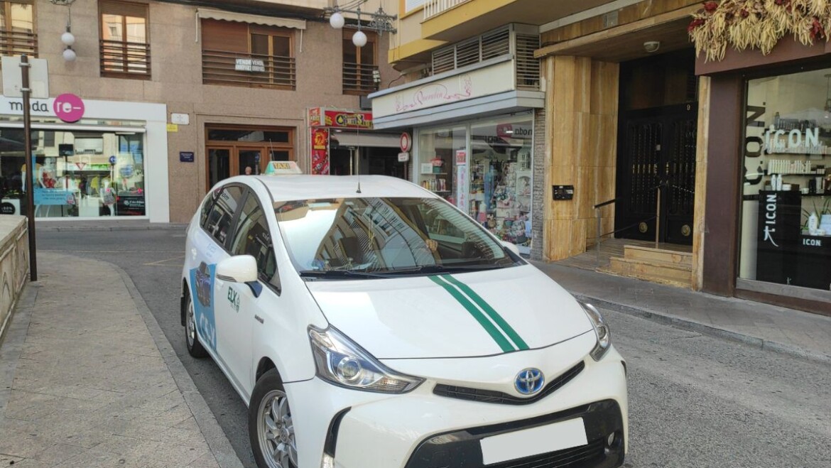 El Ayuntamiento insiste en apostar por las licencias estacionales de taxis