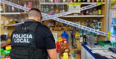 La Policia precinta 600 botelles d’alcohol en un establiment que va vendre alcohol a menors en presència dels agents