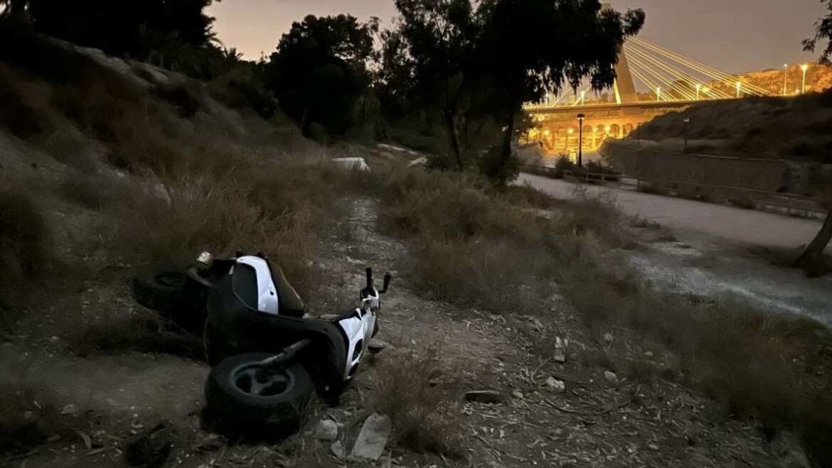 Recuperat un ciclomotor robat al vessant del riu