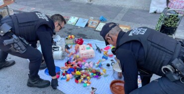 Intervención policial contra la venta no autorizada en el mercadillo de la Plaza de Barcelon
