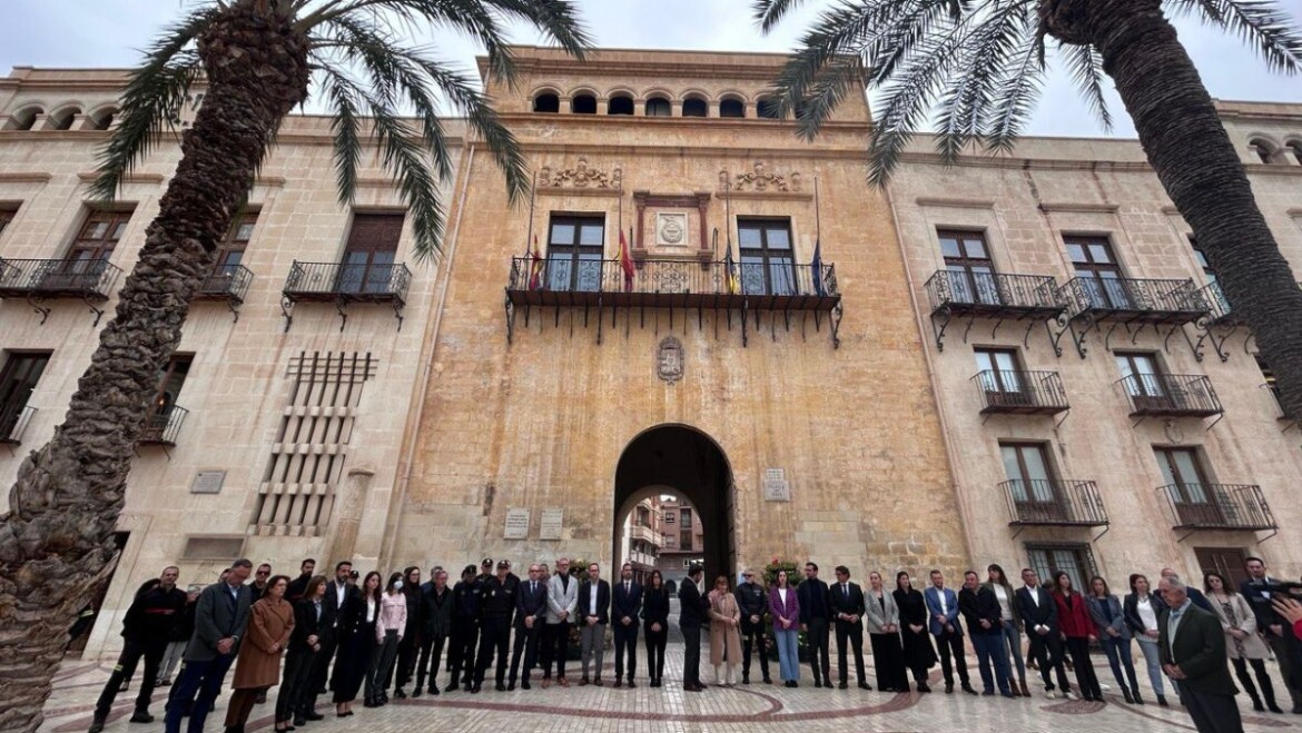 Elche guarda un minuto de silencio en memoria de las víctimas del incendio de Valencia