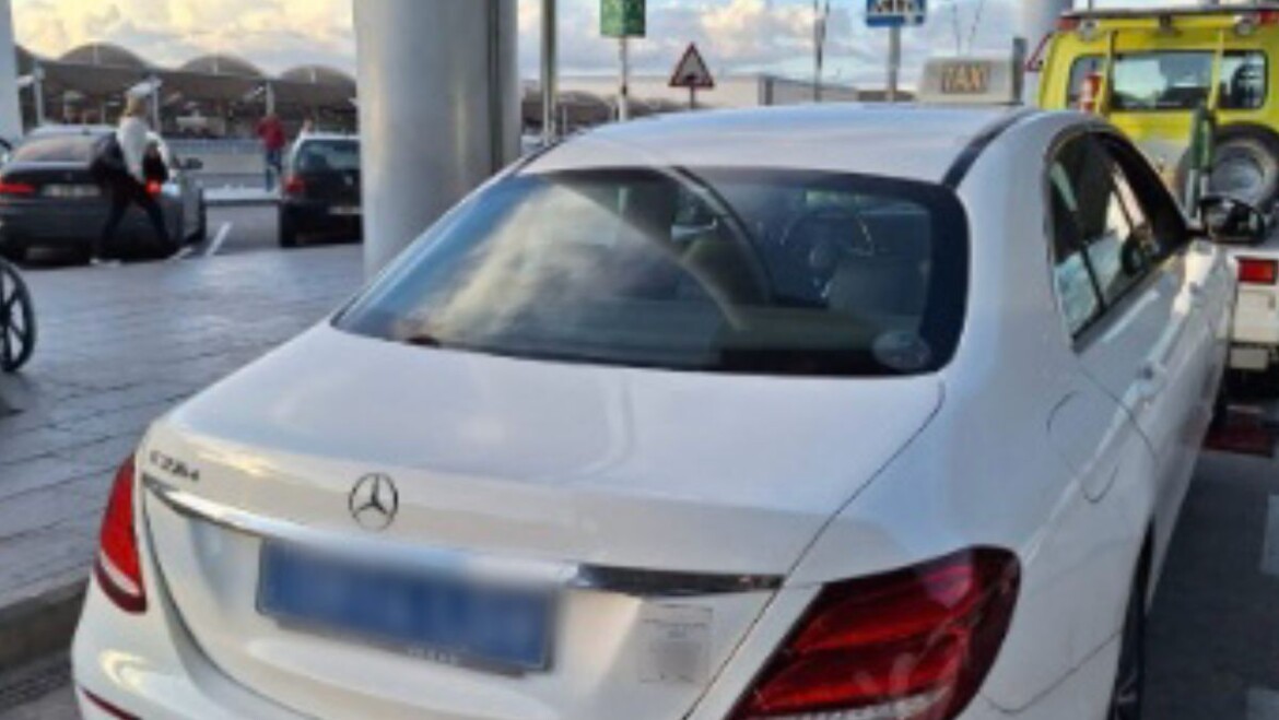 Nueve denuncias a vehículos VTC y taxis foráneos en los controles de la Policía Local en el Aeropuerto por múltiples infracciones