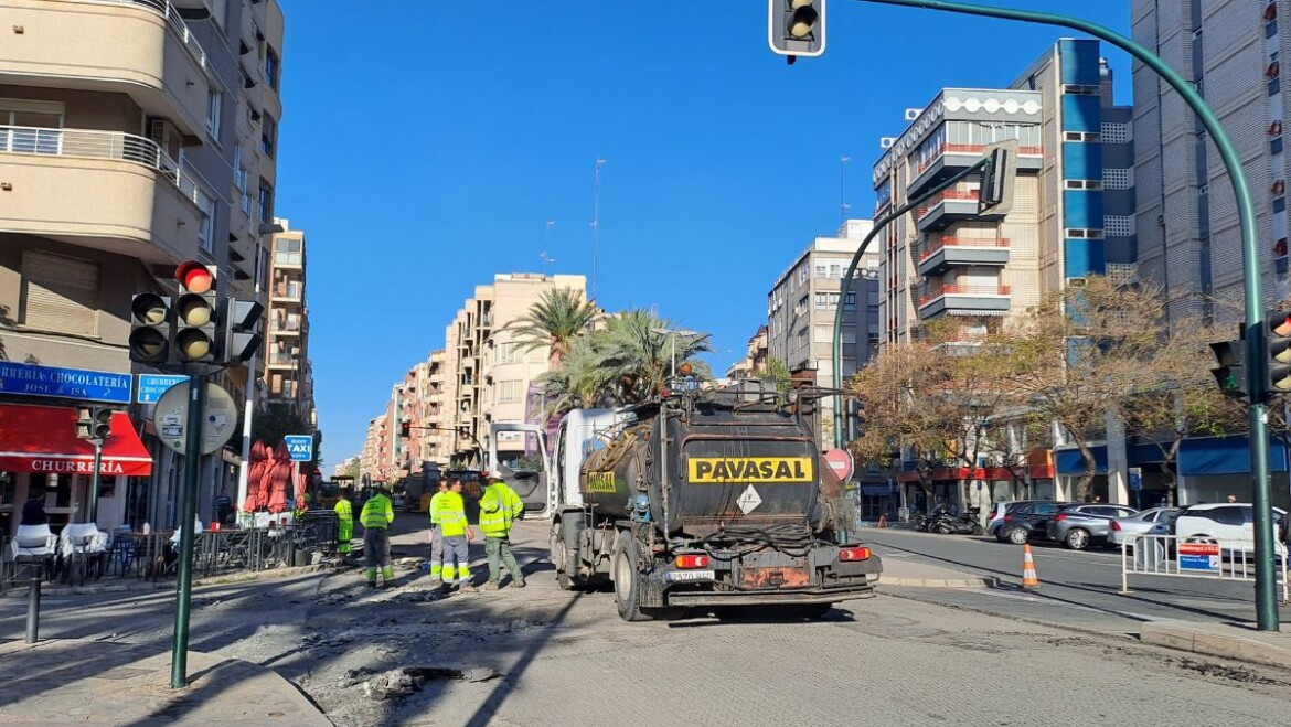 El Ayuntamiento continúa con su plan de asfaltado en la calle Antonio Machado