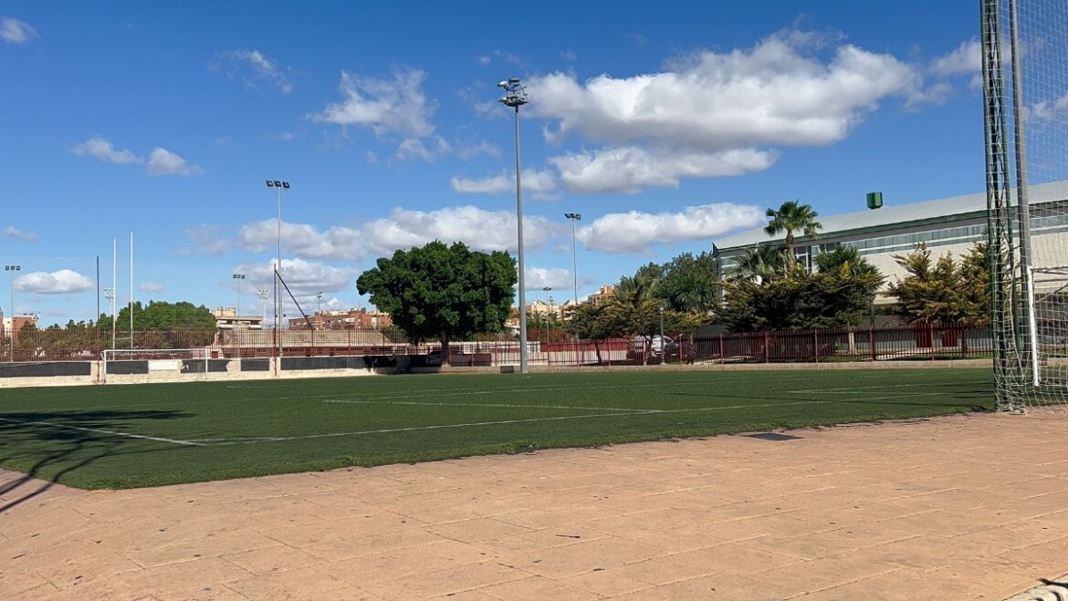 El Ayuntamiento invierte 184.000 euros en la renovación del césped de los campos de fútbol de la Ciudad Deportiva