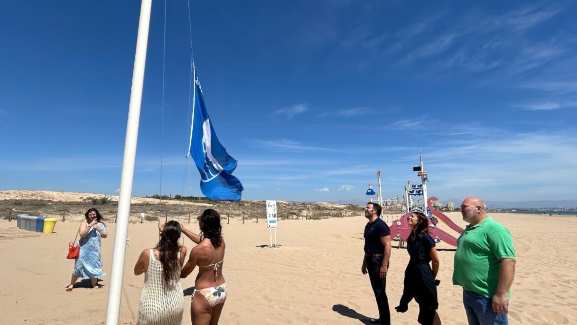 Las cinco banderas azules ya ondean en las playas de Elche