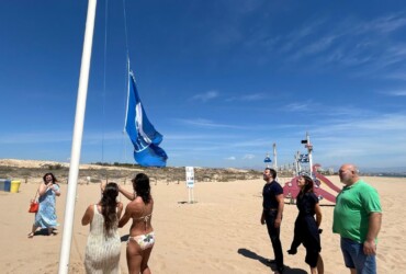 Las cinco banderas azules ya ondean en las playas de Elche