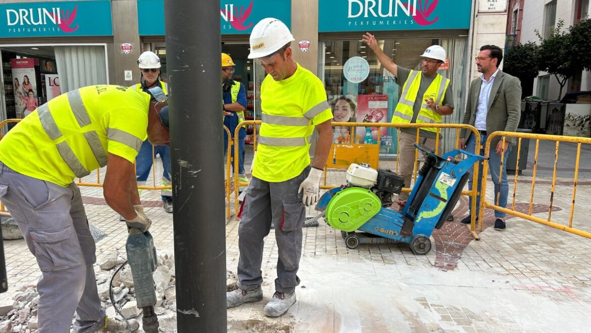 El Ayuntamiento inicia la sustitución y mejora de la iluminación en la Plaça de Baix