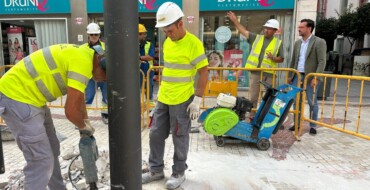 L’Ajuntament inicia la substitució i millora de la il·luminació en la plaça de Baix