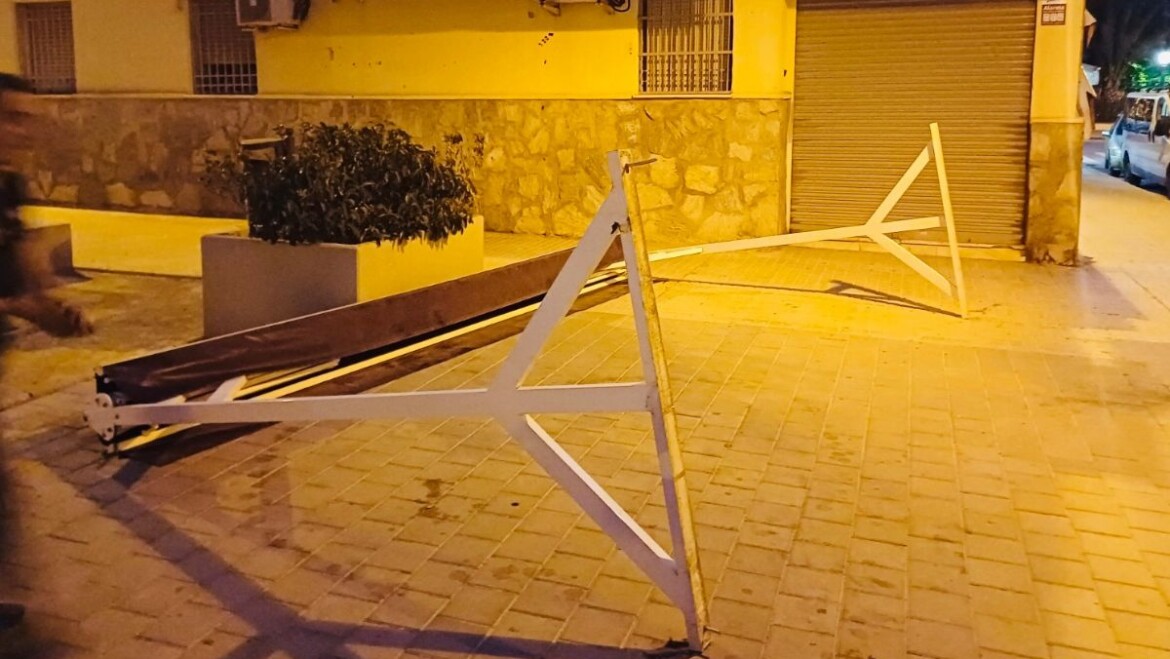 Detenidos tres hombres tras robar una pérgola de una terraza