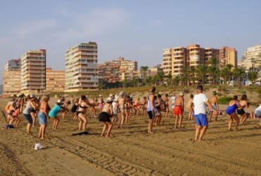 Cerca de 3.000 personas participan en las actividades deportivas en las playas de Elche