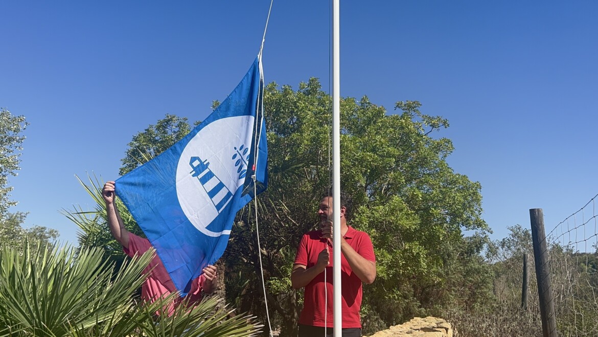 L’Aula de Naturalesa del Clot de Galvany ja lluïx la seua bandera blava