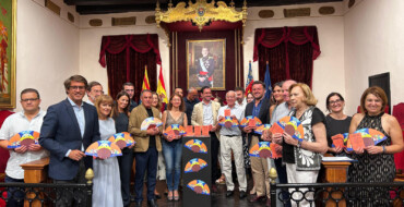 La presentación del abanico del artista Antonio Ródenas y el facsímil marcan la antesala del Misteri d’Elx