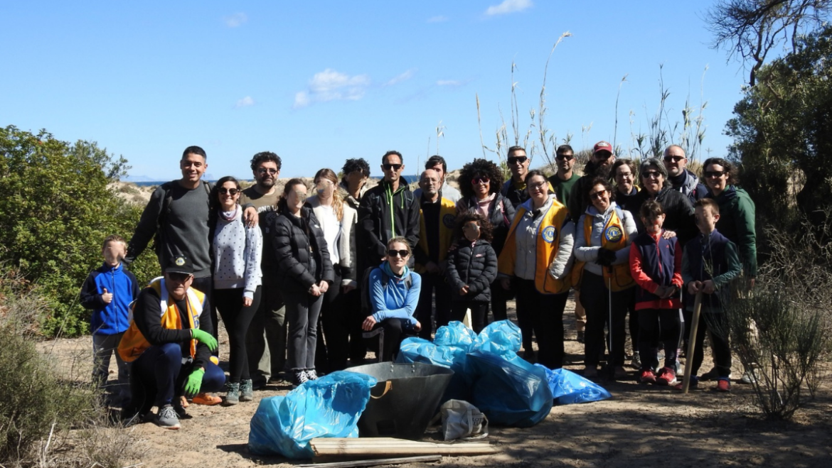 El voluntariado ambiental vuelve al Clot de Galvany para combatir la basuraleza