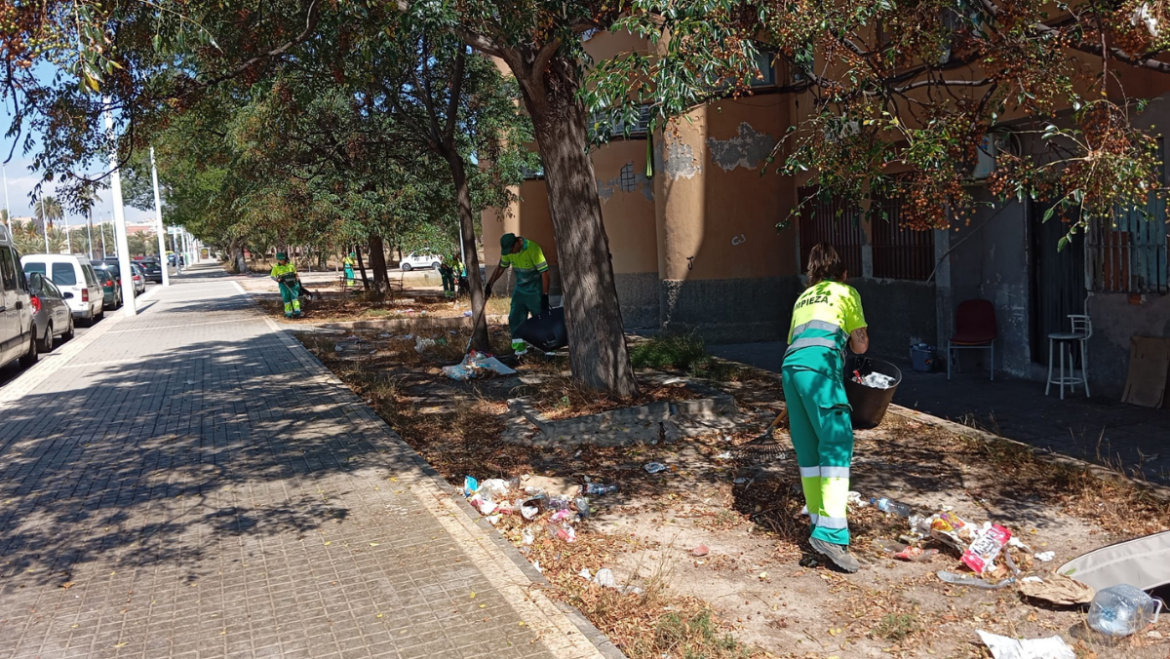 El servicio de Limpieza retira 13,4 toneladas de residuos en una actuación especial en Los Palmerales