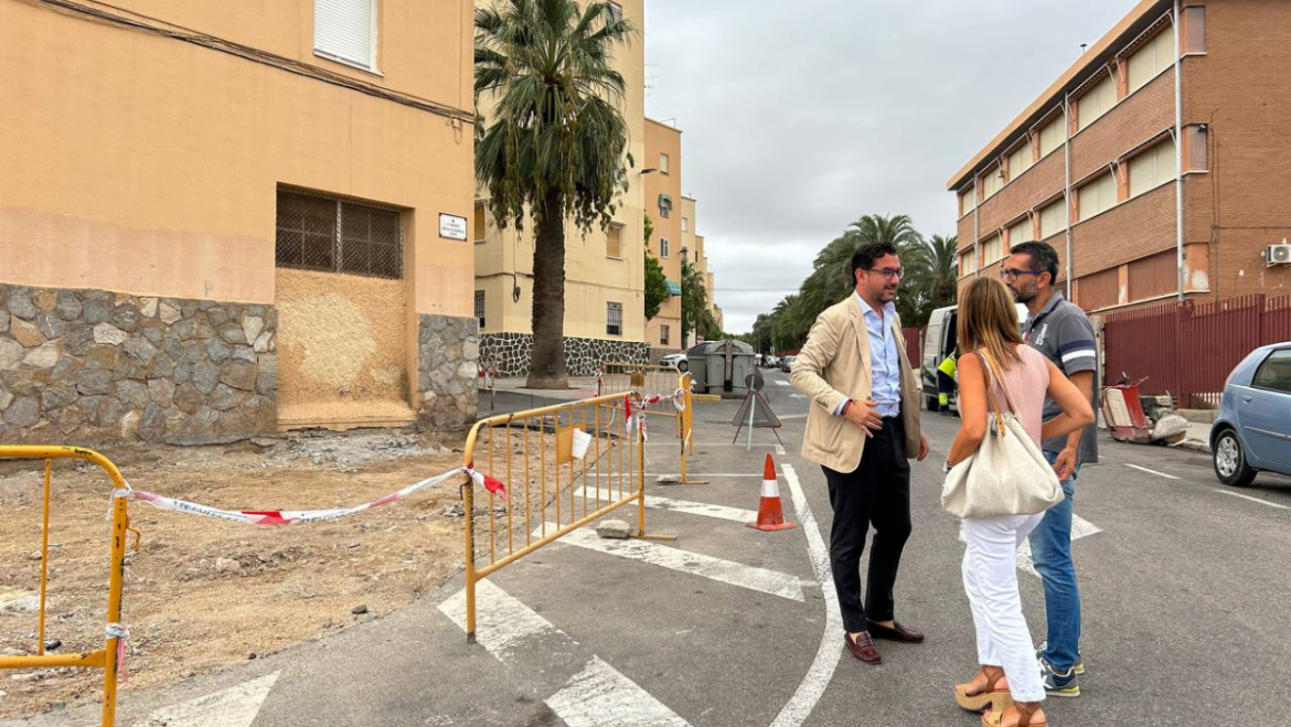 Comienza la renovación de aceras en el barrio de Carrús