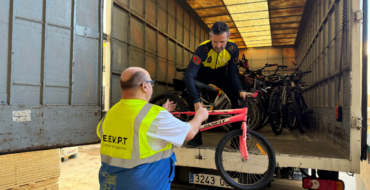 Elche dona más de un centenar de bicicletas a los afectados por la Dana en la población de Massanassa