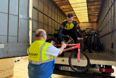 Elche dona más de un centenar de bicicletas a los afectados por la Dana en la población de Massanassa